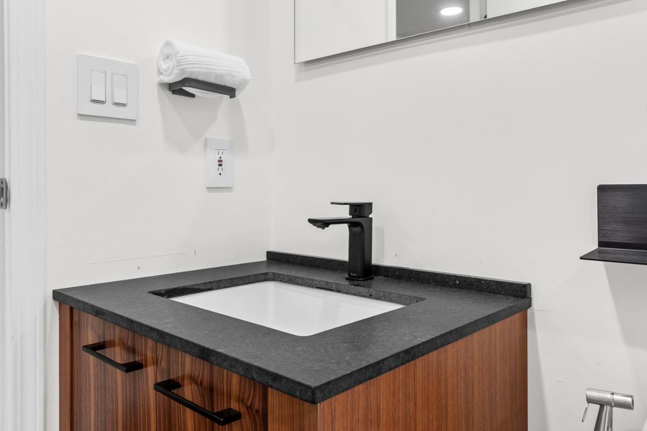 Appartamento Downtown Luxury 1Br Coal Harbour Vancouver Esterno foto